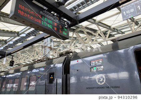 長崎駅で出発を待つ特急「かもめ」（JR九州　787系特急電車） 94310296