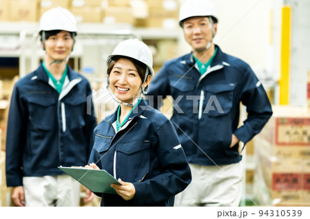 倉庫の棚卸を行う監査人 94310539