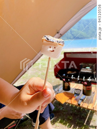 マシュマロ　顔　キャンプ 94310556