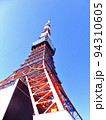 見上げる東京タワー 94310605