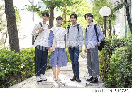 笑顔の男女4人の大学生　イメージ 94310780