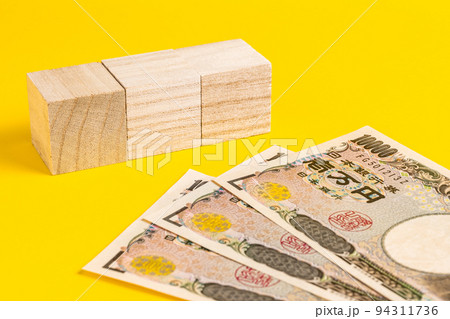 【合成素材】3つの木製のブロックと1万円札 94311736