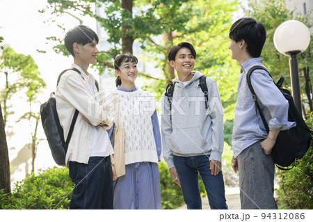 談笑する男女4人の学生　イメージ 94312086