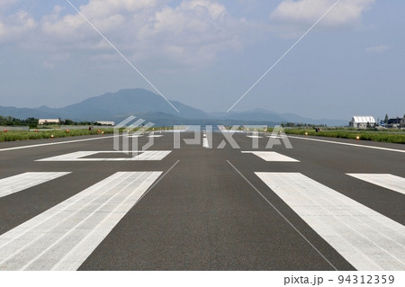 低い視点から見る普段は立ち入れない滑走路 低い視点から見る普段は立ち入れない滑走路 94312359