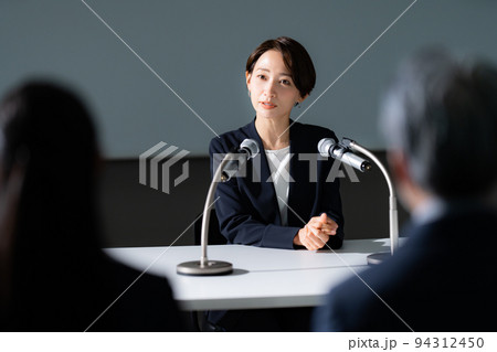 記者会見イメージ_女性経営者 記者会見イメージ_女性経営者 94312450
