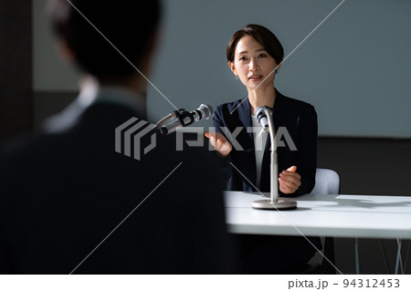 記者会見イメージ_女性経営者 94312453