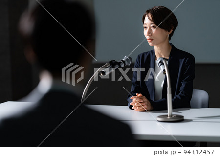 記者会見イメージ_女性経営者 記者会見イメージ_女性経営者 94312457
