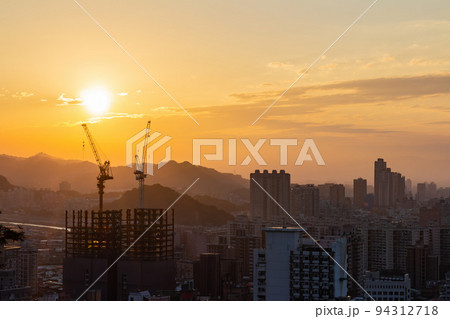 Sunset aerial view of the cityscape of Wenshan District of Taipei from Xianjiyan 94312718