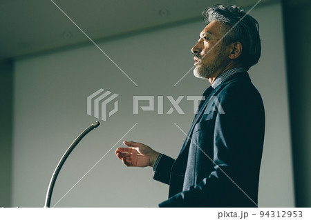 登壇するグレイヘアの男性 登壇するグレイヘアの男性 94312953