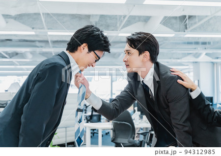 オフィスで激怒するビジネスマン オフィスで激怒するビジネスマン 94312985