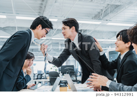 オフィスで激怒するビジネスマン オフィスで激怒するビジネスマン 94312991
