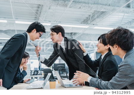オフィスで激怒するビジネスマン オフィスで激怒するビジネスマン 94312995