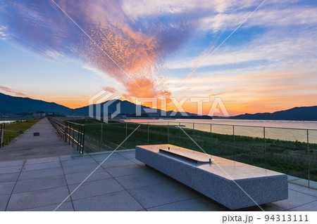 朝焼けの秋空と鱗雲 高田松原津波復興祈念公園 朝焼けの秋空と鱗雲 高田松原津波復興祈念公園 94313111