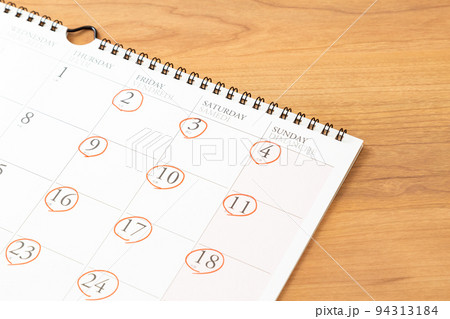 週休3日のカレンダー 94313184