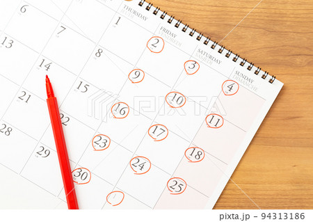 週休3日のカレンダー 94313186
