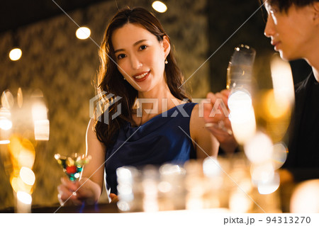 バーで飲み交わす男女 バーで飲み交わす男女 94313270