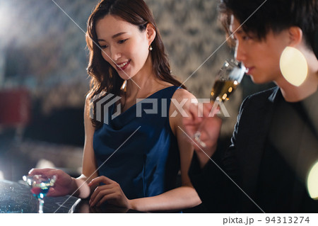 バーで飲み交わす男女 94313274