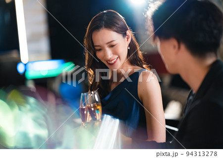 バーで飲み交わす男女 94313278