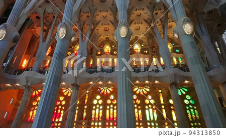 サグラダ・ファミリア　ステンドグラス 94313850