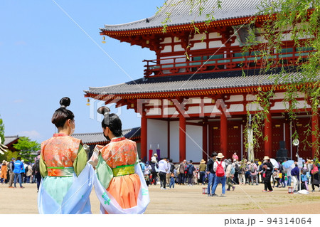 天平衣装の日本人女性と朱雀門 天平衣装の日本人女性と朱雀門 94314064