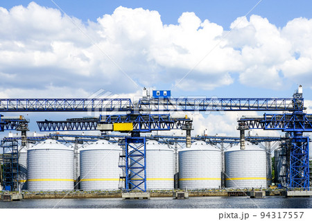 Versatile grain terminal in the port for transfer large range and amount of agricultural products Versatile grain terminal in the port for transfer large range and amount of agricultural products 94317557