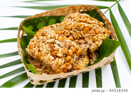 Krayasart, Thai crispy rice, peanut and sesame cereal bar 94318340