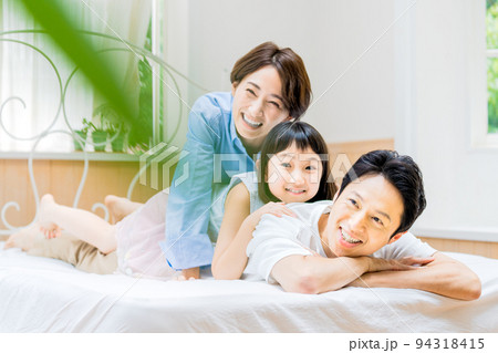 ベットでくつろぐ親子 ベットでくつろぐ親子 94318415