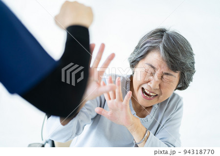 暴力をふるう介護士 豹変する介護士 暴力をふるう介護士 豹変する介護士 94318770