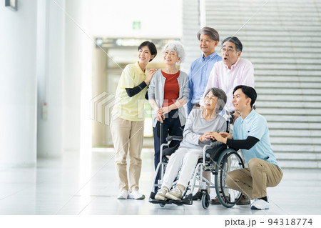 介護施設　シニアと介護士 94318774