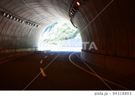 海岸道路のシェルター 94318803