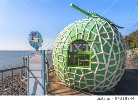 [九州・諫早] 有明海に沿って平原バス停の時刻表とメロン形のときめきフルーツバス停。 94318844