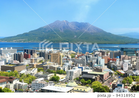 【鹿児島県】城山公園展望台から見た桜島と鹿児島市街の街並み 【鹿児島県】城山公園展望台から見た桜島と鹿児島市街の街並み 94318952