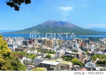 【鹿児島県】城山公園展望台から見た桜島と鹿児島市街の街並み 94318954