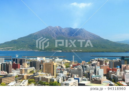 【鹿児島県】城山公園展望台から見た桜島と鹿児島市街の街並み 【鹿児島県】城山公園展望台から見た桜島と鹿児島市街の街並み 94318960