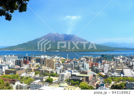 【鹿児島県】城山公園展望台から見た桜島と鹿児島市街の街並み 【鹿児島県】城山公園展望台から見た桜島と鹿児島市街の街並み 94318962