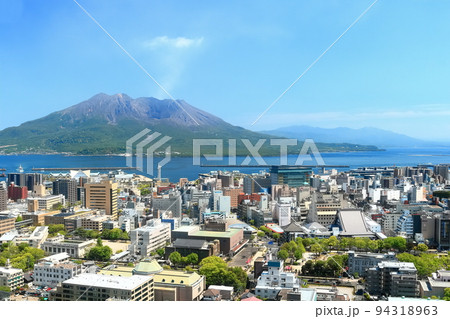 【鹿児島県】城山公園展望台から見た桜島と鹿児島市街の街並み 94318963
