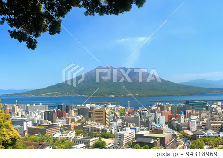 【鹿児島県】城山公園展望台から見た桜島と鹿児島市街の街並み 【鹿児島県】城山公園展望台から見た桜島と鹿児島市街の街並み 94318969