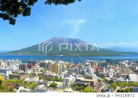 【鹿児島県】城山公園展望台から見た桜島と鹿児島市街の街並み 94318971