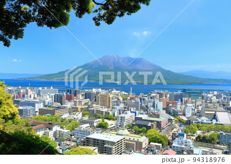【鹿児島県】城山公園展望台から見た桜島と鹿児島市街の街並み 【鹿児島県】城山公園展望台から見た桜島と鹿児島市街の街並み 94318976