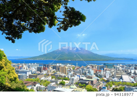 【鹿児島県】城山公園展望台から見た桜島と鹿児島市街の街並み 94318977
