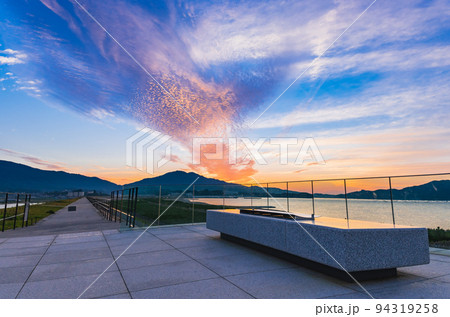 朝焼けの秋空と鱗雲　高田松原津波復興祈念公園 94319258