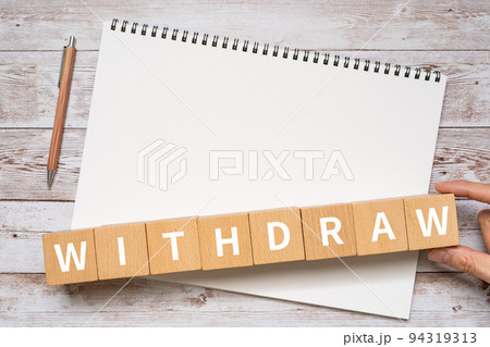 WITHDRAWと書かれたブロック、ノート、ペン、手 WITHDRAWと書かれたブロック、ノート、ペン、手 94319313
