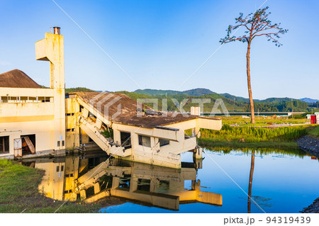 陸前高田　奇跡の一本松とユースホステル跡 94319439