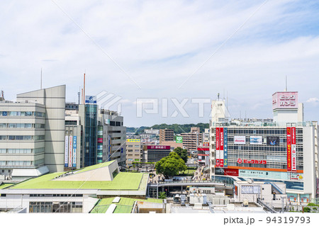 【神奈川県】雲が広がる藤沢駅周辺の街並み 94319793