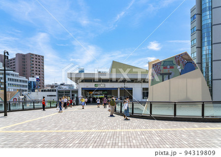 【神奈川県】青空が広がる藤沢駅周辺の街並み 94319809