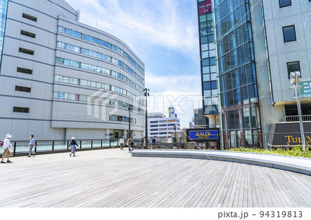 【神奈川県】雲が広がる藤沢駅周辺の街並み 94319813