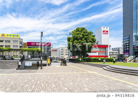 【神奈川県】雲が広がる藤沢駅周辺の街並み 94319816