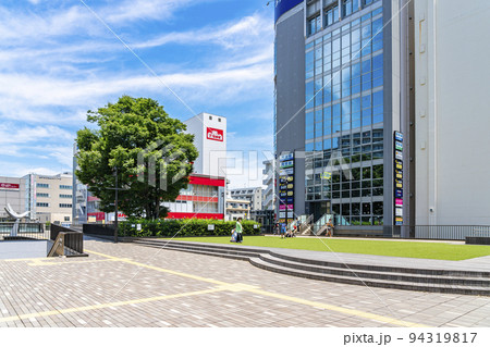 【神奈川県】雲が広がる藤沢駅周辺の街並み 94319817