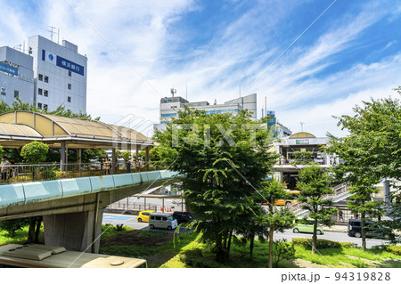 【神奈川県】青空が広がる藤沢駅周辺の街並み 94319828