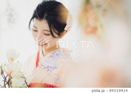 ピンクの振袖　絞り 94319914